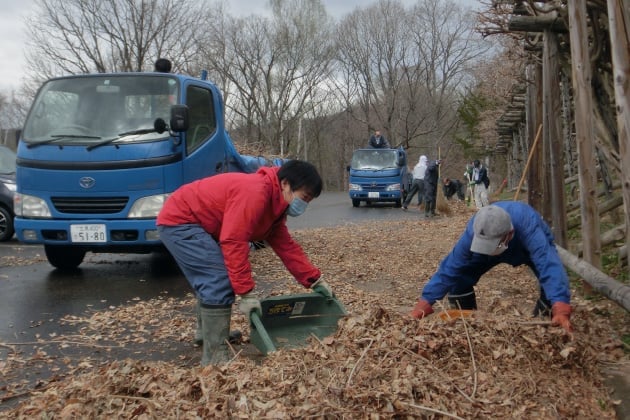 藤の花をもっと美しく。平和山公園の清掃活動を実施。